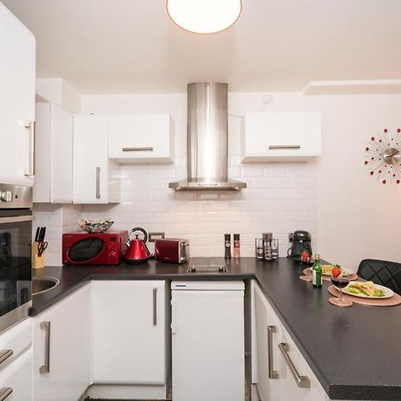 City Centre Posh Parlour Gated Parking 1Bed Wifi كينغستون أبون هول المظهر الخارجي الصورة
